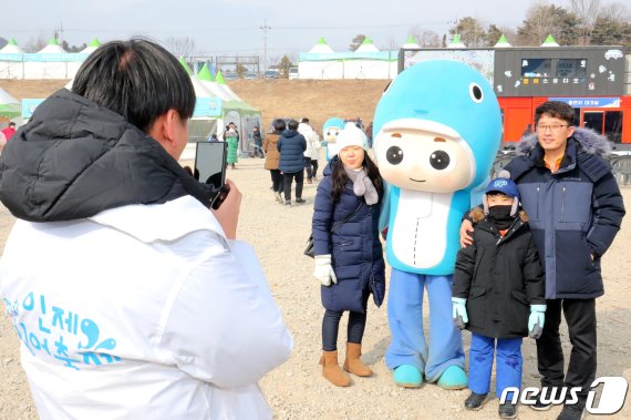 지난해 2월2일 강원 인제군 남면 빙어호 일원 축제장에 설 연휴를 맞이해 방문한 관광객들이 빙어 캐릭터 '스노운'과 사진을 찍고 있다. © News1 김경석 기자