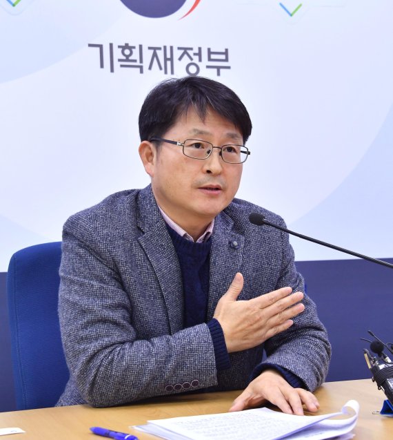 정병식 기획재정부 아시아개발은행연차총회준비기획단 단장이 16일 세종정부청사에서 2020년 아시아개발은행(ADB) 연차총회 등록 개시 배경 브리핑을 하고 있다.