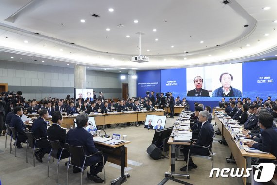 문재인 대통령이 16일 대전 한국전자통신연구원에서 열린 과학기술정보통신부·방송통신위원회 부처 업무보고에서 인공지능 기술을 활용한 가축전염병 처리 시연을 본 후 수의사, 농장주 등과 화상으로 대화하고 있다. (청와대 제공) 2020.1.16/뉴스1