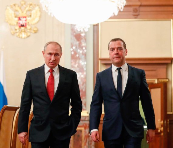 블라디미르 푸틴 러시아 대통령(왼쪽)이 15일(현지시간) 모스크바에서 내각 회의에 앞서 드미트리 메드베데프 러시아 총리와 함께 걷고 있다. AP뉴시스