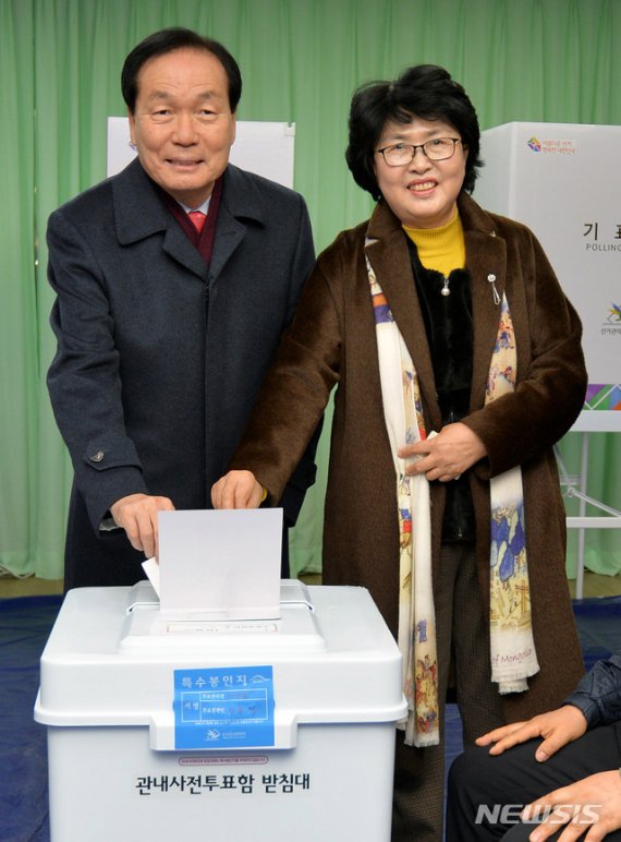 [의성=뉴시스] 이무열 기자 = 대구경북 통합신공항 이전지 결정을 위한 사전투표가 실시된 16일 오전 김주수 의성군수가 의성읍사무소에서 부인과 함께 투표를 하고 있다. 2020.01.16.lmy@newsis.com