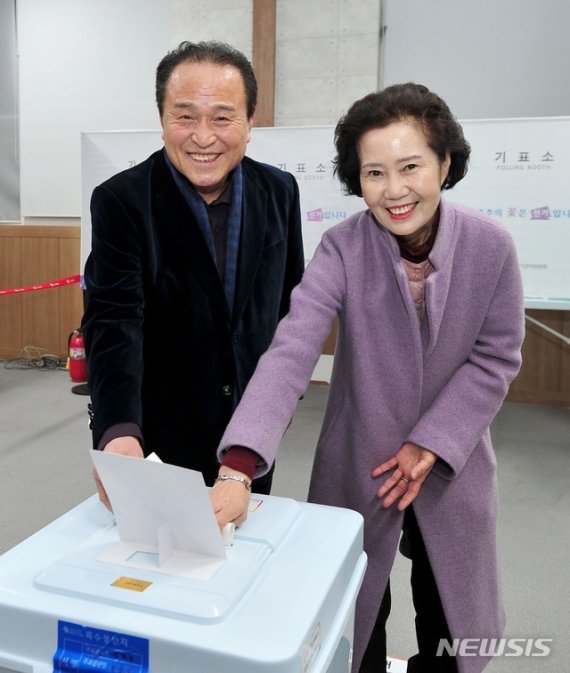 [군위=뉴시스] 김진호 기자 = 김영만 경북 군위군수와 부인 박인순씨가 16일 군위읍사무소에 마련된 투표소에서 대구통합신공항 이전지 선정을 위한 사전투표를 하고 있다. (사진=군위군 제공) 2020.01.16 photo@newsis.com