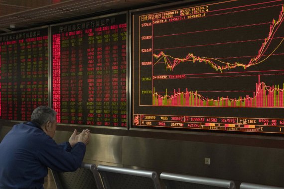 지난 16일 중국 베이징의 한 증권사에서 투자자가 시황판을 보고 있다.AP뉴시스