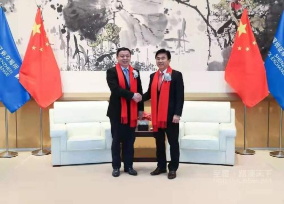 전영묵 삼성자산운용 대표이사(오른쪽)와 장쥔홍 건신기금 총경리가 17일 중국 선전거래소에서 열린 '건신 에너지화공 상품선물 상장지수펀드(ETF)' 상장식에서 기념촬영을 하고 있다. 삼성자산운용 제공