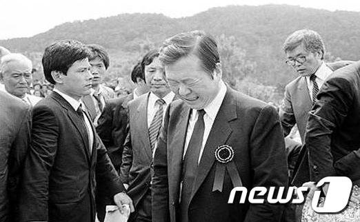 1987년 9월8일 광주 북구 망월묘역을 찾은 김대중 당시 통일민주당 고문이 5·18 광주항쟁 희생자 유가족들 앞에서 오열하고 있다. 뉴스1
