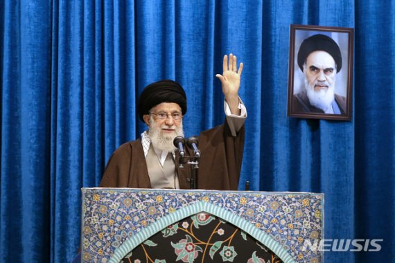 [테헤란=AP/뉴시스] 이란 최고지도자 하메네이가 17일 호메이니 그랜드모스크에서 금요예배 설교단에 올라 예배자들에게 손을 흔들고 있다. 하메네이 웹사이트 제공 사진. 2020. 1. 17.
