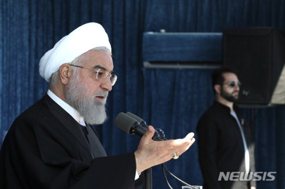 [테헤란= AP/뉴시스] 하산 로하니 이란 대통령이 11월 11일 남부 케르만주 순방에서 미국의 이란 핵협정 파기에 따른 국제적 위기에 대해 설명하며 국민의 지지를 호소하는 연설을 하고 있다.