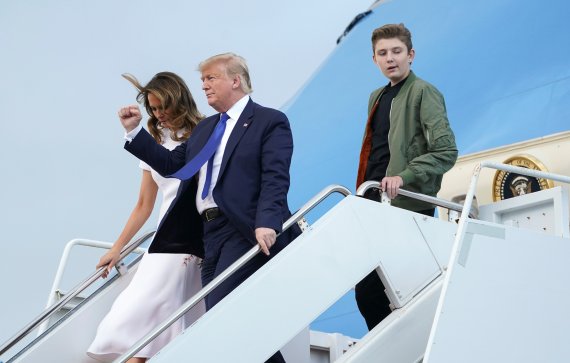 U.S. President Donald Trump, first lady Melania Trump and their son Barron disembark from Air Force One upon their arrival in West Palm Beach, Florida, U.S., January 17, 2020. REUTERS/Kevin Lamarque /REUTERS/뉴스1 /사진=