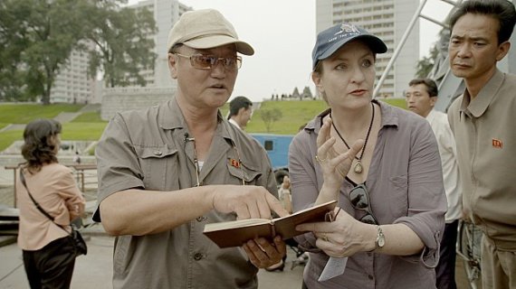 영화 '안나, 평양에서 영화를 배우다'의 스틸컷. 감독 안나 브로이노스키가 리관암 감독에게 김정일 국방위원장이 쓴 '영화와 연출'에 대해 묻고 있다.(독포레스트 제공)/© 뉴스1