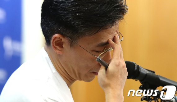 '이국종 욕설 파문' 아주대 의료원장, 결국에는..