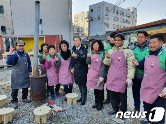 전북 전주시가 18일 선미촌 '기억공간' 일대 골목길에서 지역 주민과 문화예술가, 자원봉사자 등 120여명이 참가한 'OO(공공)의 골목' 캠프를 연 가운데 김승수 전주시장이 참가자들과 함께 하트를 날리고 있다. /사진=뉴스1