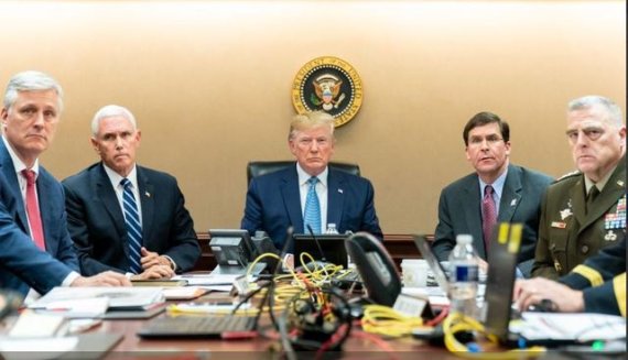 【서울=뉴시스】 도널드 트럼프 미국 대통령(가운데)이 백악관에서 이슬람국가(IS) 수장 아부바크르 알바그다디 제거 작전 상황을 지켜보고 있다. 왼쪽부터 로버트 오브라이언 백악관 국가안보보좌관, 마이크 펜스 부통령, 트럼프 대통령, 마크 에스터 국방장관, 마크 밀리 합참의장이다. 사진은 백악관이 27일(현지시간) 트위터로 공개한 것이다. <사진출처:백악관 트위터> 2019.10.28