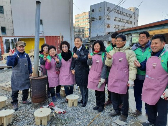 전주 성매매 집결지 선미촌에서 지역주민, 문화예술가, 자원봉사자 등이 참석한 가운데 공공의 골목 캠프를 열었다. 사진 왼쪽에서 다섯번째가 김승수 전주시장이다. 사진 =전주시제공