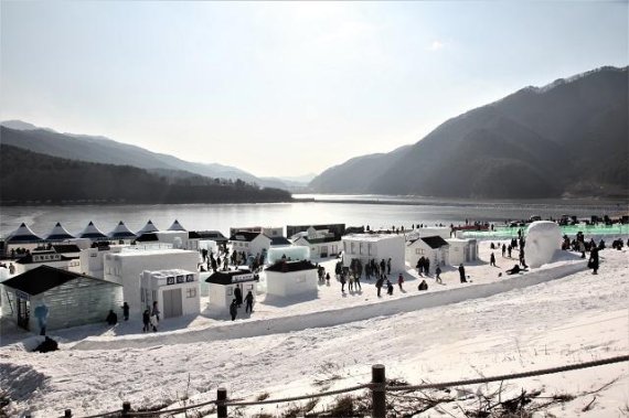 인제 빙어축제장의 '동화속 요정들이 살 것 같은 작은 겨울 눈조각마을'. 사진=서정욱 기자