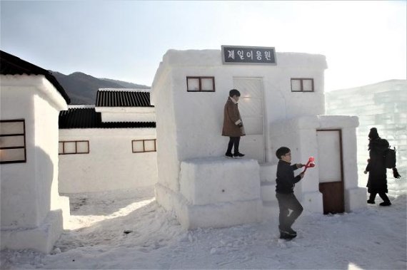 인제 빙어축제장의 얼음조각집들. 사진=서정욱 기자