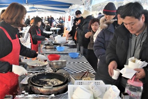 빙어튀김과 관광객들. 사진=서정욱 기자