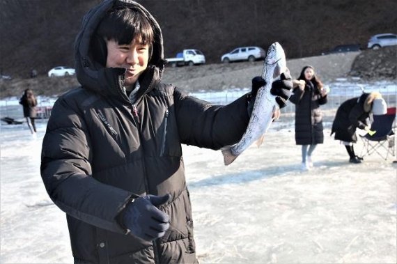 인제 빙어축제에서 송어를 낚아 올리며 즐거워 하는 관광객. 사진=서정욱 기자