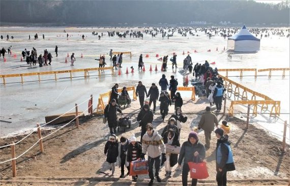 빙어축제장의 '빙어낚터'로 가는 모습. 사진=서정욱 기자