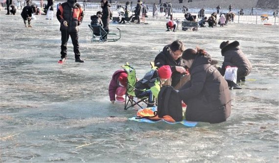 인제빙어축제장의 빙어낚시터에서 빙어를 잡으로 모처람 행복한 주말을 보내는 가족들. 사진=서정욱 기자