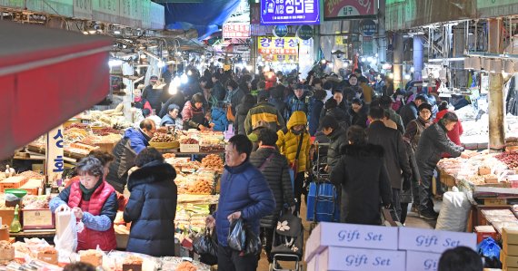 설 연휴를 닷새 앞둔 19일 서울 왕산로 경동시장을 찾은 시민들이 제수용품 등을 구입하고 있다. 사진=김범석 기자