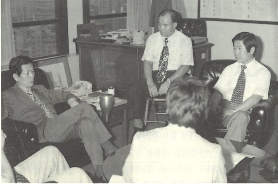 롯데호텔 설립 추진 회의를 진행 중인 신격호 명예회장(연도미상)./ © 뉴스1