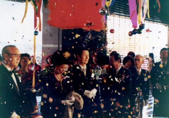 1979년 12월 17일 롯데쇼핑센터 개장식에서 고 신격호 회장이 테이프 커팅을 하고 있다. 롯데제공