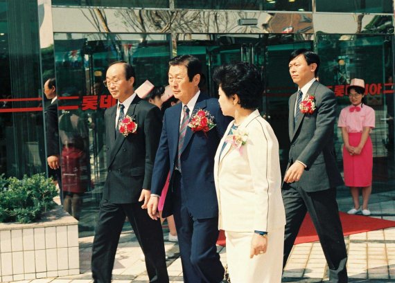 1991년 5월 4일 롯데백화점 영등포점 개점 기념식에 참석한 신격호 명예회장 내외와 신동빈 회장