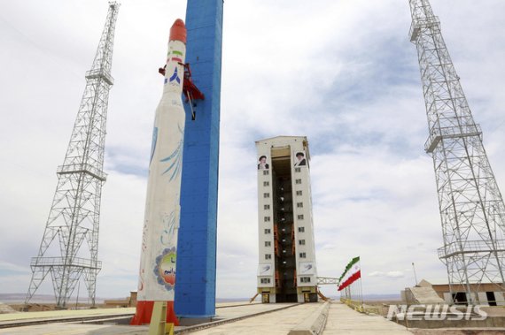 [AP/뉴시스] 2017년 7월 이란 국방부 배포 사진으로 호메이니 우주센터에서 위성 장착 로켓이 발사 준비를 하고 있다. 2020. 1. 19.