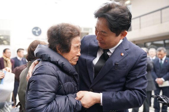 원희룡 제주도지사가 19일 일본 오사카 텐노지구 통국사에 있는 재일본 제주4·3 희생자 위령비를 찾아 참배한 데 이어 4.3 생존 할머니들을 위로하고 있다. [사진=제주특별자치도]