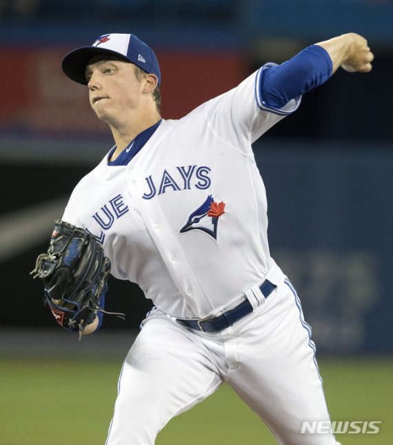 【토론토(캐나다)=AP/뉴시스】 토론토 블루제이스 라이언 보루키가 지난해 7월23일(한국시간) 클리블랜드 인디언스와의 경기에서 공을 던지고 있다.