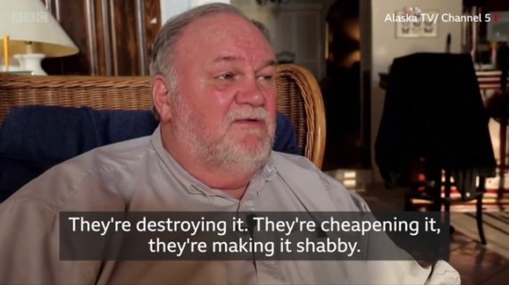 [서울=뉴시스] 19일(현지시간) 공개된 인터뷰에 따르면 영국 왕실에서 독립을 선언한 메건 마클 왕자비의 아버지는 "딸 부부가 왕실을 쪼개고 싸구려로 만들고 있다. 왕관을 쓴 채 왕실을 월마트로 만들고 있다"고 비난했다. (사진=BBC/채널5 캡처) 2020.1.20.