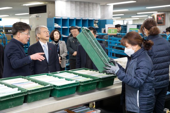 최기영 과학기술정보통신부 장관이 20일 설을 맞아 충청북도 청주시 흥덕구 서청주우체국을 방문해 안재수 서청주우체국장으로부터 순로구분기에 대한 설명을 듣고 있다. 순로구분기는 우편물을 집배원의 배달 순서대로 정렬하는 우편 자동화 기기다. 과기정통부 제공