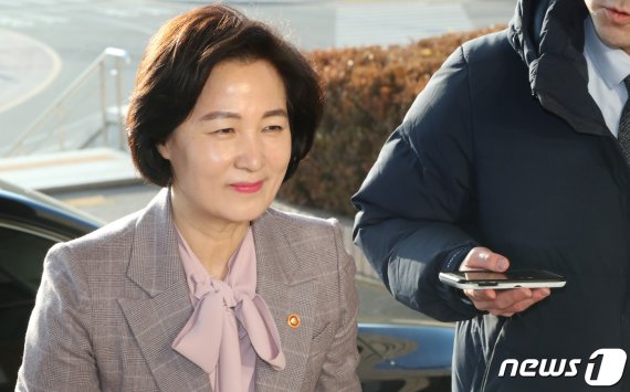 "왜 조국이 무혐의냐" 상관에 반발한 검사..추미애 "추태, 개탄스럽다"(종합)