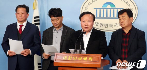 자유한국당은 20일 “대한민국 경제현장의 실핏줄인 소상공인에게 희망을 주는 정당으로 거듭나겠다”며 소상공인을 위한 공약을 내놨다.뉴스1화상