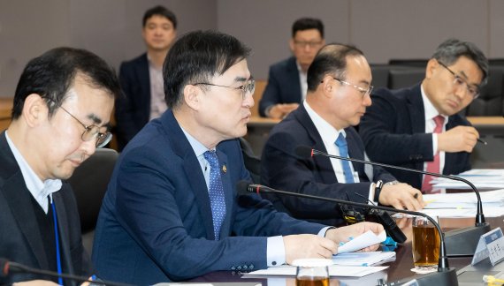 손병두 금융위 부위원장(왼쪽 두번째)이 20일 정부서울청사 금융위원회에서 지표금리 개선 추진단 회의를 주재, 모두발언을 하고 있다. <사진=금융위원회 제공>