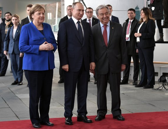 독일 베를린의 총리관저에서 19일(현지시간) 앙겔라 메르켈 독일 총리, 블라디미르 푸틴 러시아 대통령, 안토니우 구테흐스 유엔 사무총장(왼쪽부터)이 함께 사진을 찍고 있다. AP뉴시스