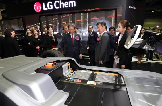 트렌드 코리아 2019(친환경 자동차 엑스포)에서 참석자들이 전기차에 들어가는 LG화학의 배터리팩을 보고 있다.