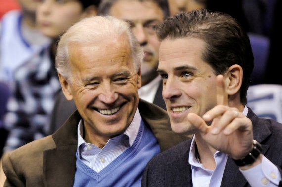 조 바이든 전 미국 부통령(왼쪽)과 아들 헌터가 지난 2010년 1월 워싱턴에서 조지타운대와 듀트대 간 농구 경기 관람때의 모습. 로이터뉴스1