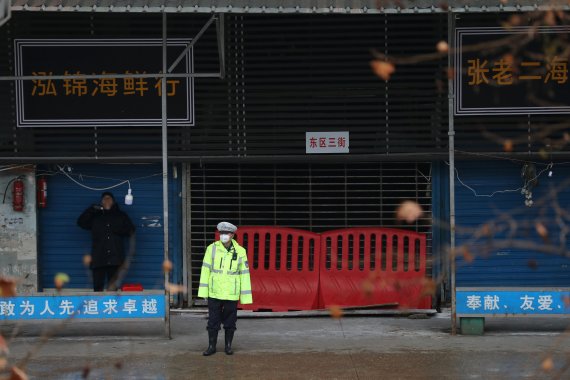 지난 1월 10일 촬영된 중국 후베이성 우한시의 화난수산시장 입구.로이터뉴스1
