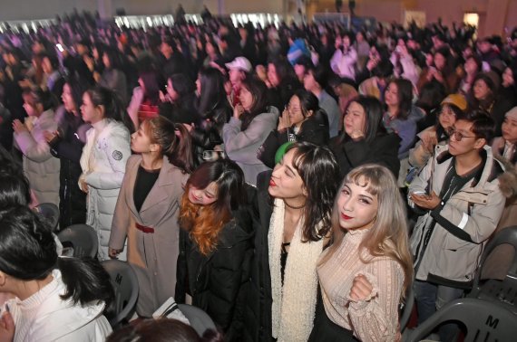 중앙대학교는 21일 흑석동 서울캠퍼스에서 중앙대에 재학중인 외국인 유학생들이 참여하는 K-POP 콘텐츠를 공유하는 K-Festival을 열었다. 행사에 참가한 학생들이 중앙대 응원단의 공연을 보며 즐거워하고 있다. 사진=박범준 기자