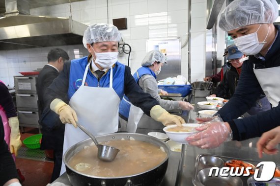 정왕국 한국철도 부사장을 비롯한 임직원이 21일 대전시노인복지관에서 배식을 하고 있다.(한국철도 제공)© 뉴스1