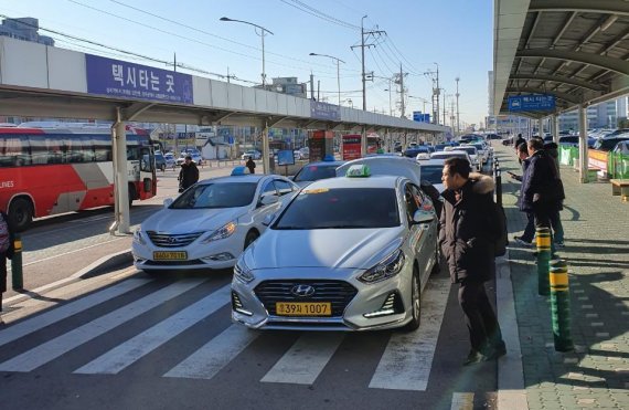 지난 21일 광주송정역 앞 택시승차장에 승객을 기다리는 택시들이 두 줄로 길게 늘어서 있다. 사진=장민권 기자