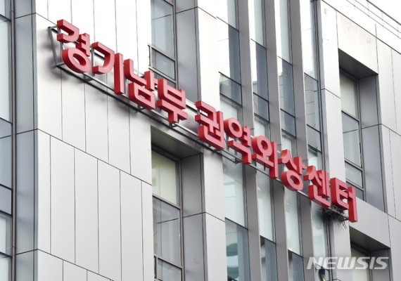 [수원=뉴시스] 김종택 기자 = 유희석 아주대 의료원장으로부터 욕설을 듣는 등 이국종 아주대병원 경기남부권역외상센터장과 병원 측 갈등이 깊어지고 있다. 사진은 경기 수원시 아주대병원 경기남부권역외상센터 모습.. 2020.01.17.semail3778@naver.com