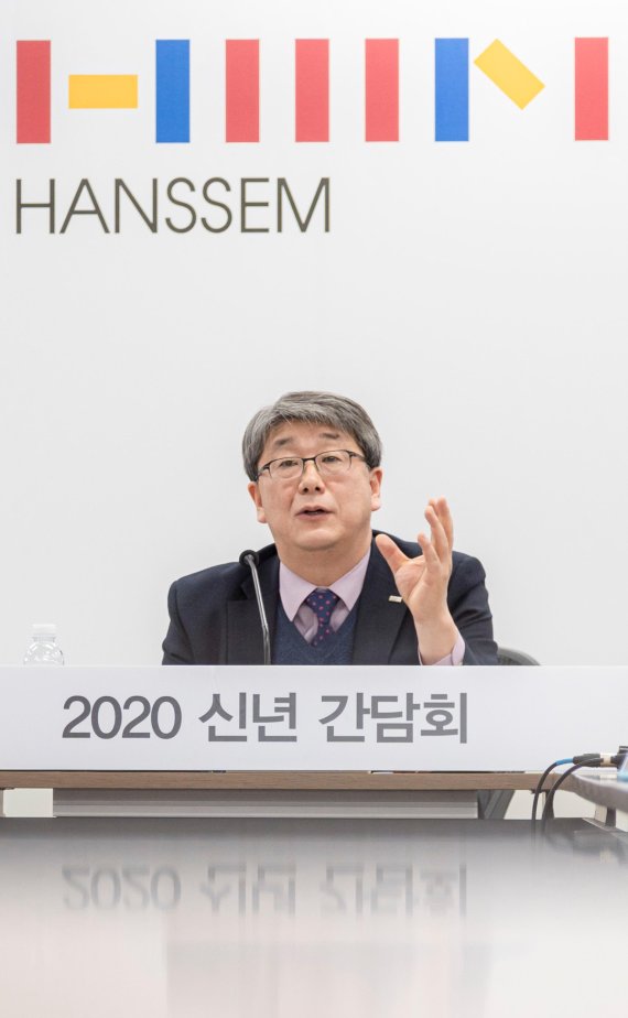 강승수 한샘 회장이 21일 한샘 상암사옥 CEO회의실에서 한샘의 중장기 전략을 이야기 하고 있다.