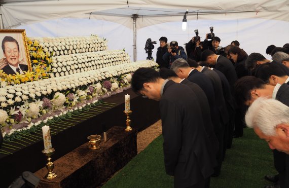 김석진 울산시 행정부시장과 시청 간부 공무원 일행 21일 울산시 울주군 상동면 둔기리 롯데별장에 설치된 신격호 명예회장 분향소를 찾아 고인을 애도하고 있다.