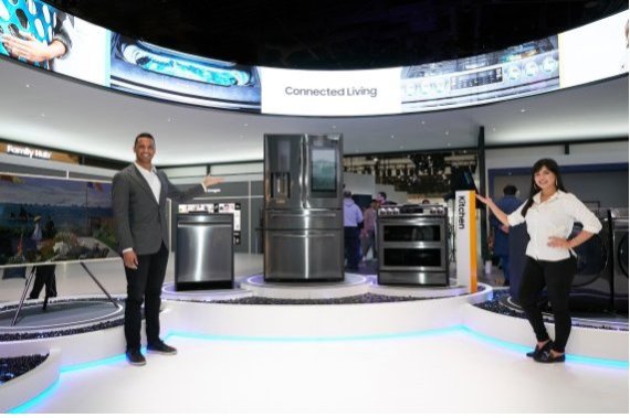 삼성전자 모델들이 21일부터 23일(현지시간)까지 미국 라스베이거스에서 개최되는 북미 최대 규모의 주방·욕실 관련 전시회인 'KBIS 2020'에서 '패밀리허브' 냉장고 등 AI·IoT주방가전을 소개하고 있다. 삼성전자 제공