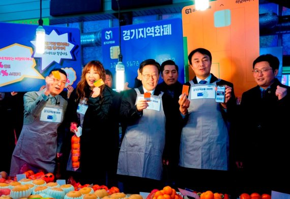 이재명 경기도지사(왼쪽 세번째)-김상호 하남시장(왼쪽 네번째) 21일 하남 신장시장서 경기지역화폐 캠페인. 사진제공=경기북부청