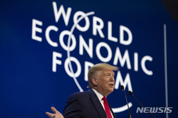 [다보스=AP/뉴시스]도널드 트럼프 미국 대통령이 21일(현지시간) 스위스 다보스에서 열린 세계경제포럼에 참석해 연설하고 있다. 2020.01.21
