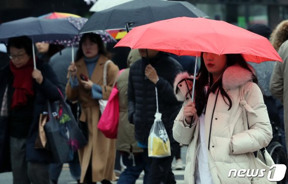 22일 광주와 전남은 대체로 흐리고 비가 오겠다. 사진은 비 내리는 서울 종로구 광화문네거리 일대에서 출근길 발걸음을 재촉하는 시민들 모습. /뉴스1DB © News1