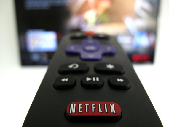 FILE PHOTO: The Netflix logo is pictured on a television remote in this illustration photograph taken in Encinitas, California, U.S., January 18, 2017. REUTERS/Mike Blake/File Photo /REUTERS/뉴스1 /사진=